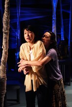 劇団俳優座 No.360「霧ぬけて」より。（撮影：鷹野晃）