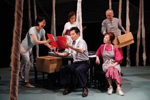 劇団俳優座 No.360「霧ぬけて」より。（撮影：鷹野晃）