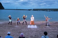 スリーピルバーグス 第3回野外公演 in ビーチ！「歌唱劇 パラダイスをくちずさむ」より。