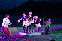 スリーピルバーグス 第3回野外公演 in ビーチ！「歌唱劇 パラダイスをくちずさむ」より。