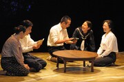 静かに響く愛と痛みの物語、劇団青年座「柿紅葉のころ」幕開け