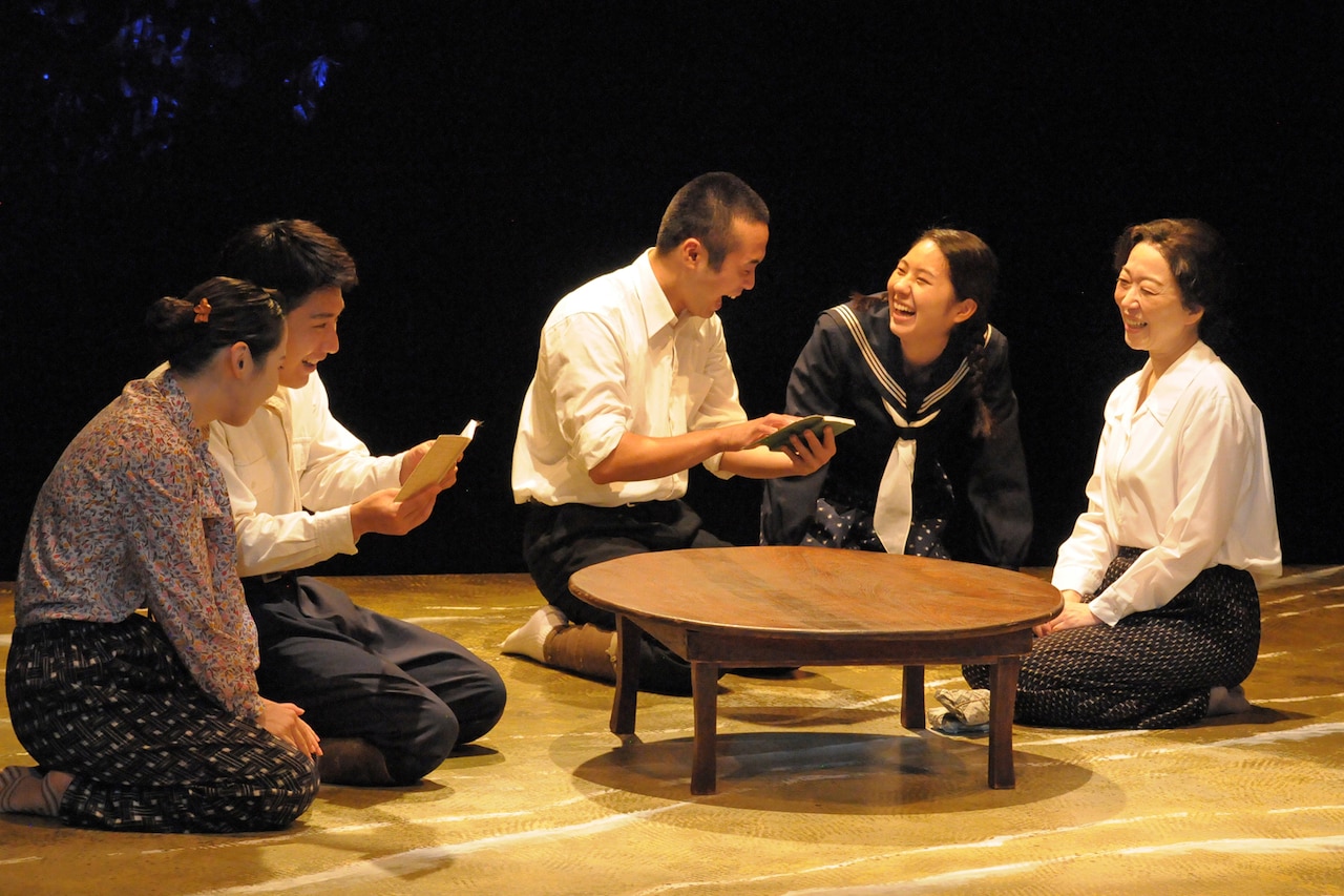劇団青年座 第262回公演「柿紅葉のころ」より。（撮影：坂本正郁）