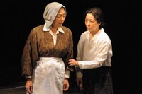 劇団青年座 第262回公演「柿紅葉のころ」より。（撮影：坂本正郁）