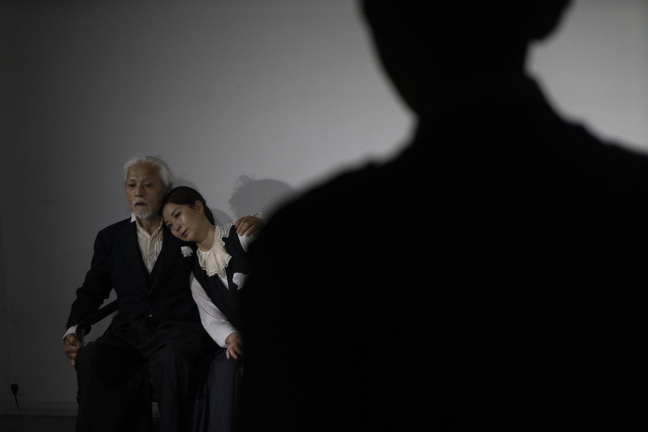 “禁欲と反復と増幅の演劇”、佐々木敦演出「だれか、来る」スタート