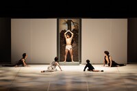 東京バレエ団「M」より。（Photo by Shoko Matsuhashi）