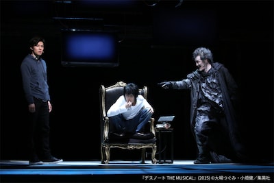 「デスノート THE MUSICAL」より。左から柿澤勇人扮する夜神月、小池徹平扮するL、吉田鋼太郎扮する死神リューク。
