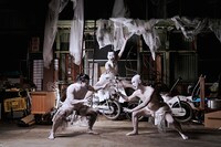 舞踏公演「天水」より。（撮影：大洞博靖）