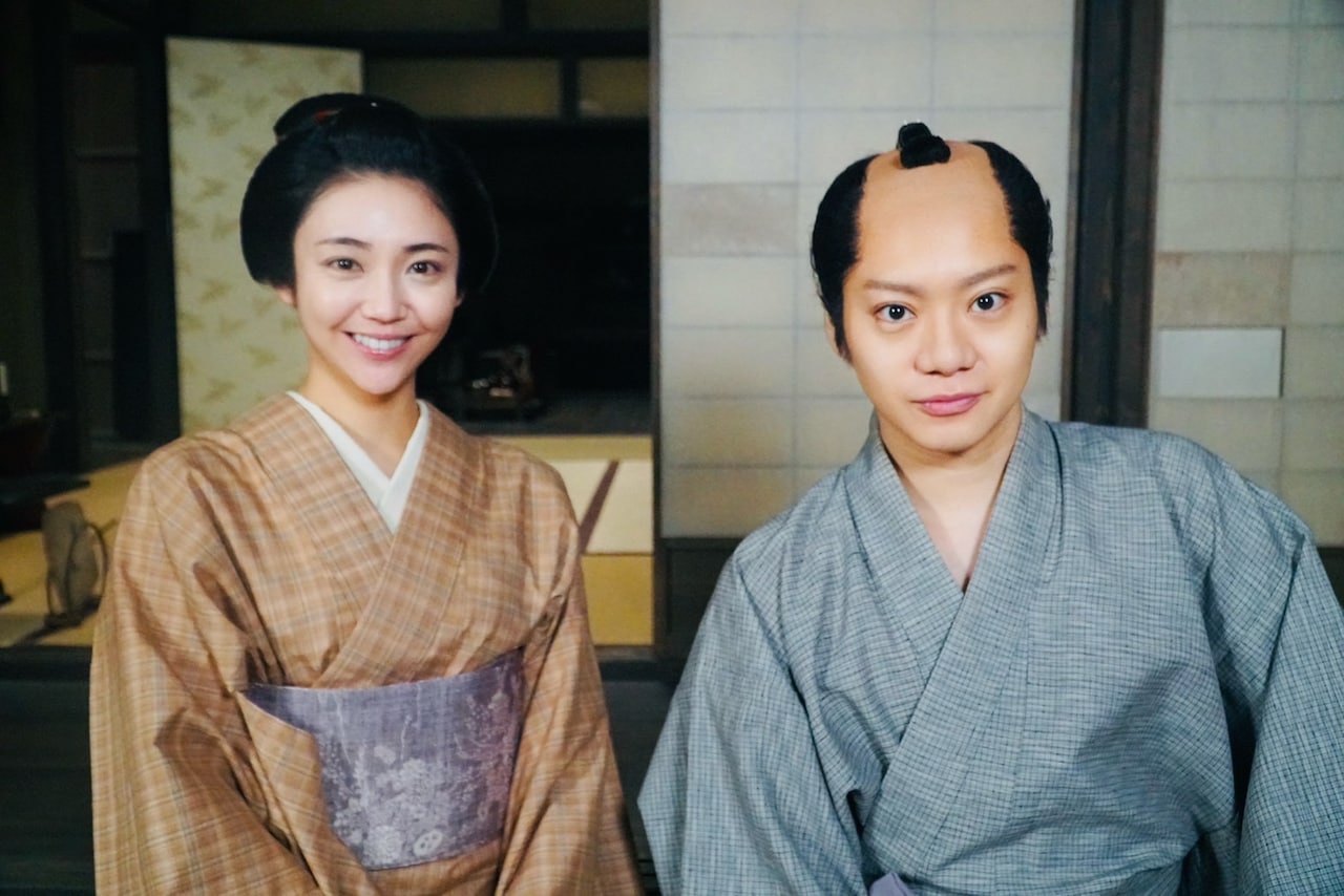 左から結城はなえ役の山谷花純、結城友助役の佐藤流司。