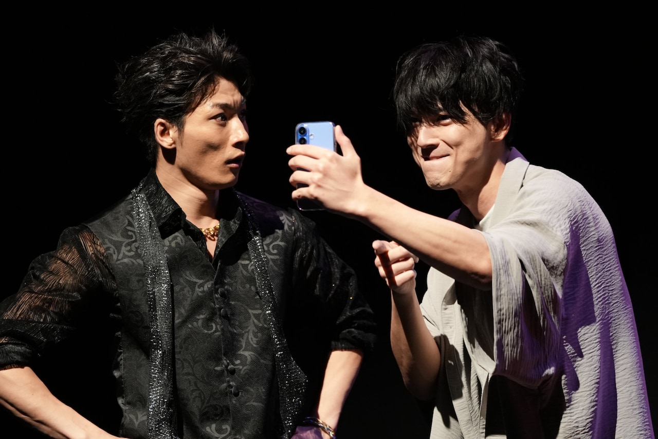 劇団ホチキス 第51回本公演「ワンマイク」より。（撮影：渡辺慎一）