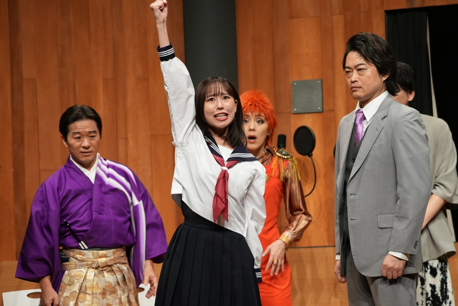 劇団ホチキス 第51回本公演「ワンマイク」より。（撮影：渡辺慎一）