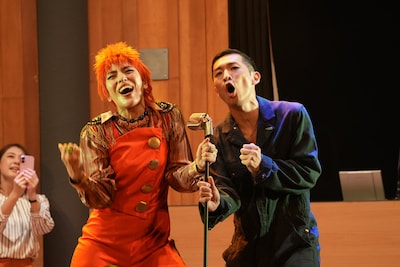 劇団ホチキス 第51回本公演「ワンマイク」より。（撮影：渡辺慎一）