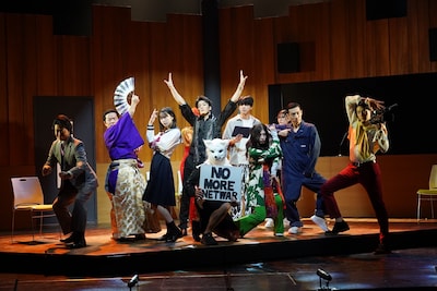 劇団ホチキス 第51回本公演「ワンマイク」より。（撮影：渡辺慎一）