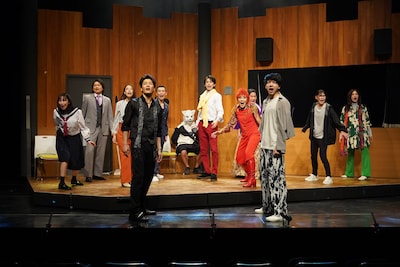 劇団ホチキス 第51回本公演「ワンマイク」より。（撮影：渡辺慎一）