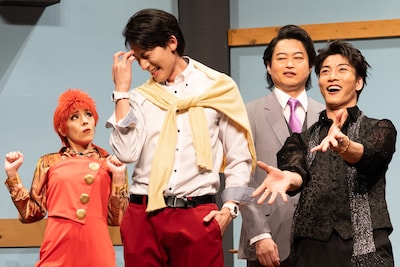 劇団ホチキス 第51回本公演「ワンマイク」より。（撮影：渡辺慎一）