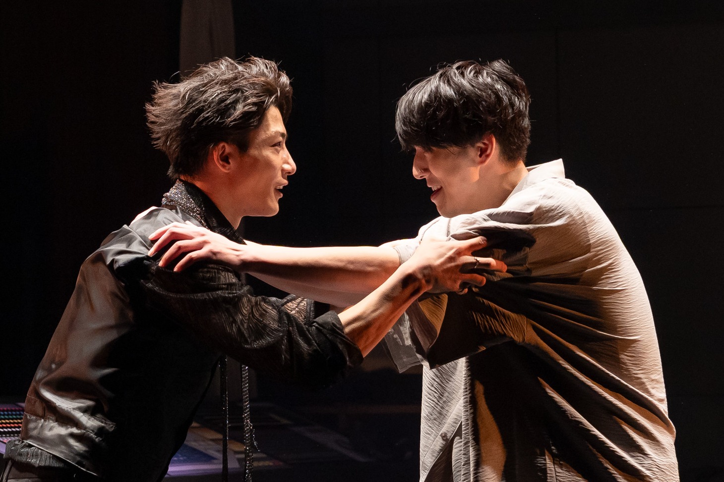 劇団ホチキス 第51回本公演「ワンマイク」より。（撮影：渡辺慎一）