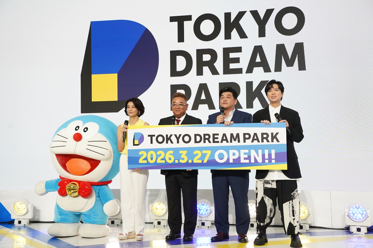 東京ドリームパークのコンテンツ説明会より。左からドラえもん、サンドウィッチマンの伊達みきお・富澤たけし、加藤シゲアキ。