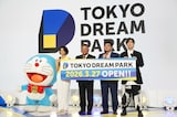 東京ドリームパークのコンテンツ説明会より。左からドラえもん、サンドウィッチマンの伊達みきお・富澤たけし、加藤シゲアキ。