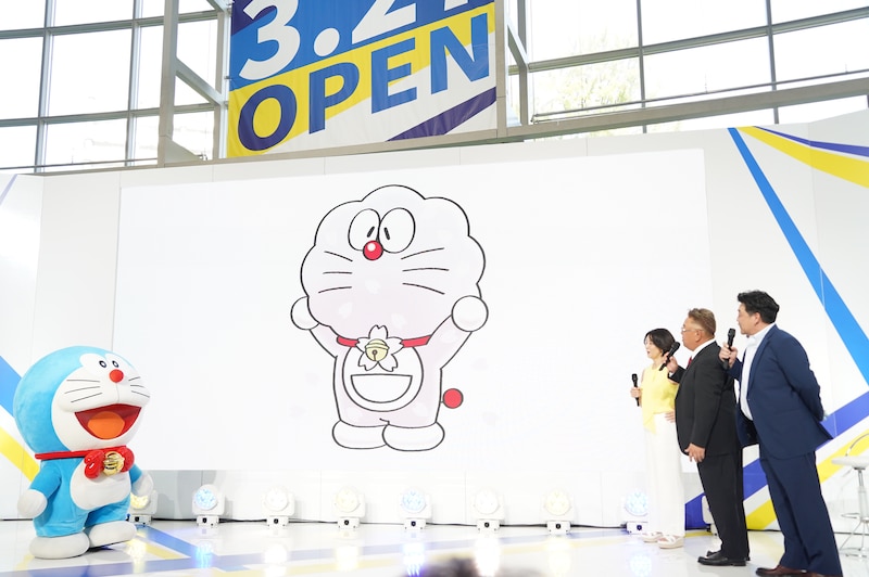 桜をイメージしたドラえもんの想定外のビジュアルに、ザワザワするアンバサダーたち。