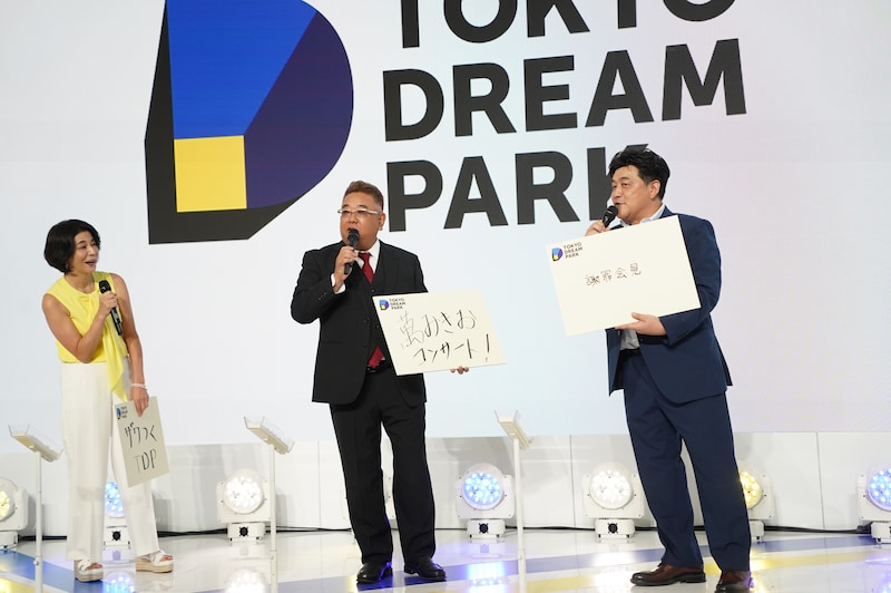 音響の良さが売りのホール・SGC HALL ARIAKEで「萬みきおコンサート」をやりたい伊達みきお（中央）と、「謝罪会見」をやってみたい富澤たけし（右）。なお、萬みきおは伊達が扮する演歌歌手のキャラクター。