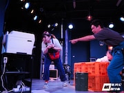 舞台は“禁刷法”が施行された世界、コメディアスの印刷コメディ「紙を共に刷りぬ」開幕