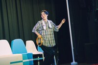 ロロ新作公演「まれな人」より。（撮影：石神俊大）