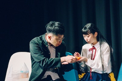 ロロ新作公演「まれな人」より。（撮影：石神俊大）