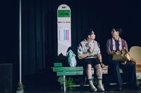 ロロ新作公演「まれな人」より。（撮影：石神俊大）