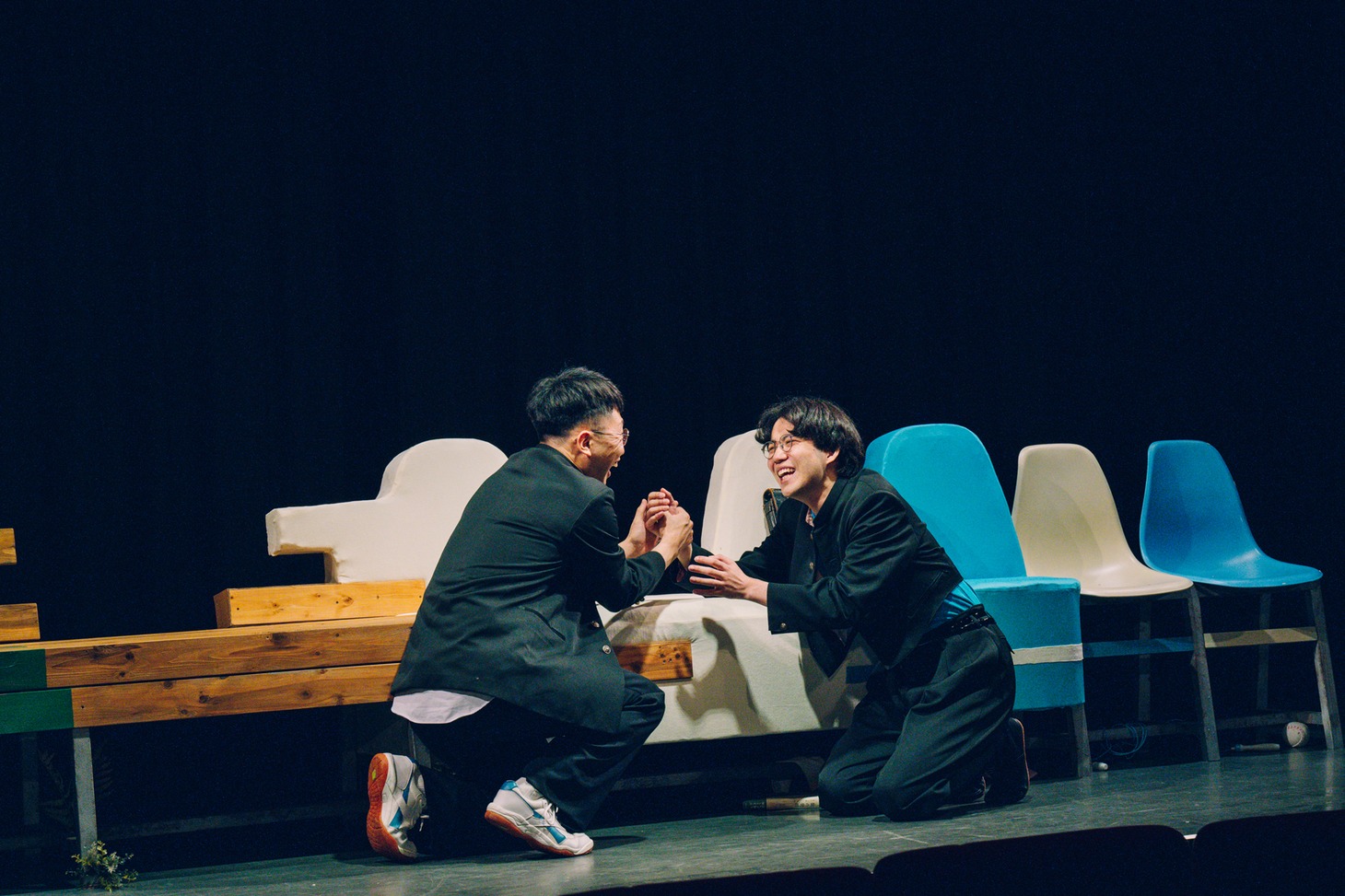 ロロ新作公演「まれな人」より。（撮影：石神俊大）