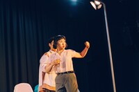 ロロ新作公演「まれな人」より。（撮影：石神俊大）