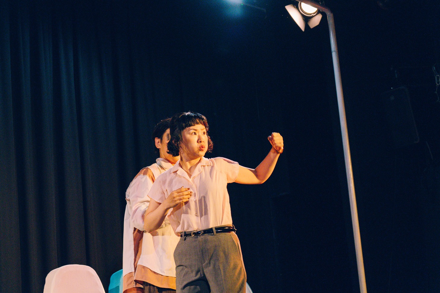 ロロ新作公演「まれな人」より。（撮影：石神俊大）