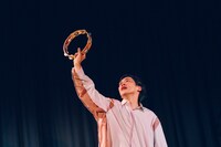 ロロ新作公演「まれな人」より。（撮影：石神俊大）