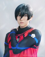 草地稜之扮する糸師凛。