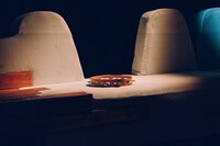 ロロ新作公演「まれな人」より。（撮影：石神俊大）