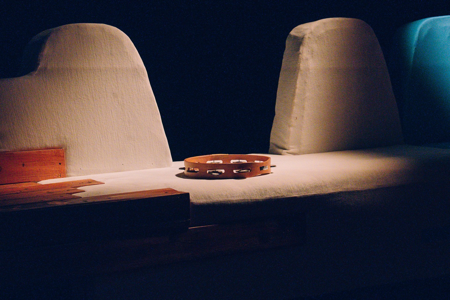 ロロ新作公演「まれな人」より。（撮影：石神俊大）