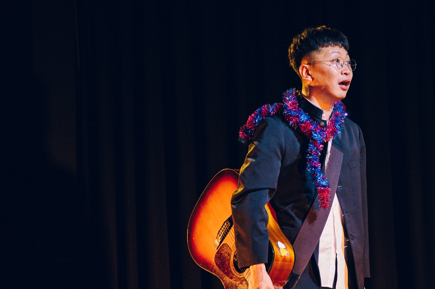 ロロ新作公演「まれな人」より。（撮影：石神俊大）