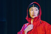 ロロ新作公演「まれな人」より。（撮影：石神俊大）