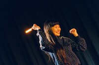 ロロ新作公演「まれな人」より。（撮影：石神俊大）