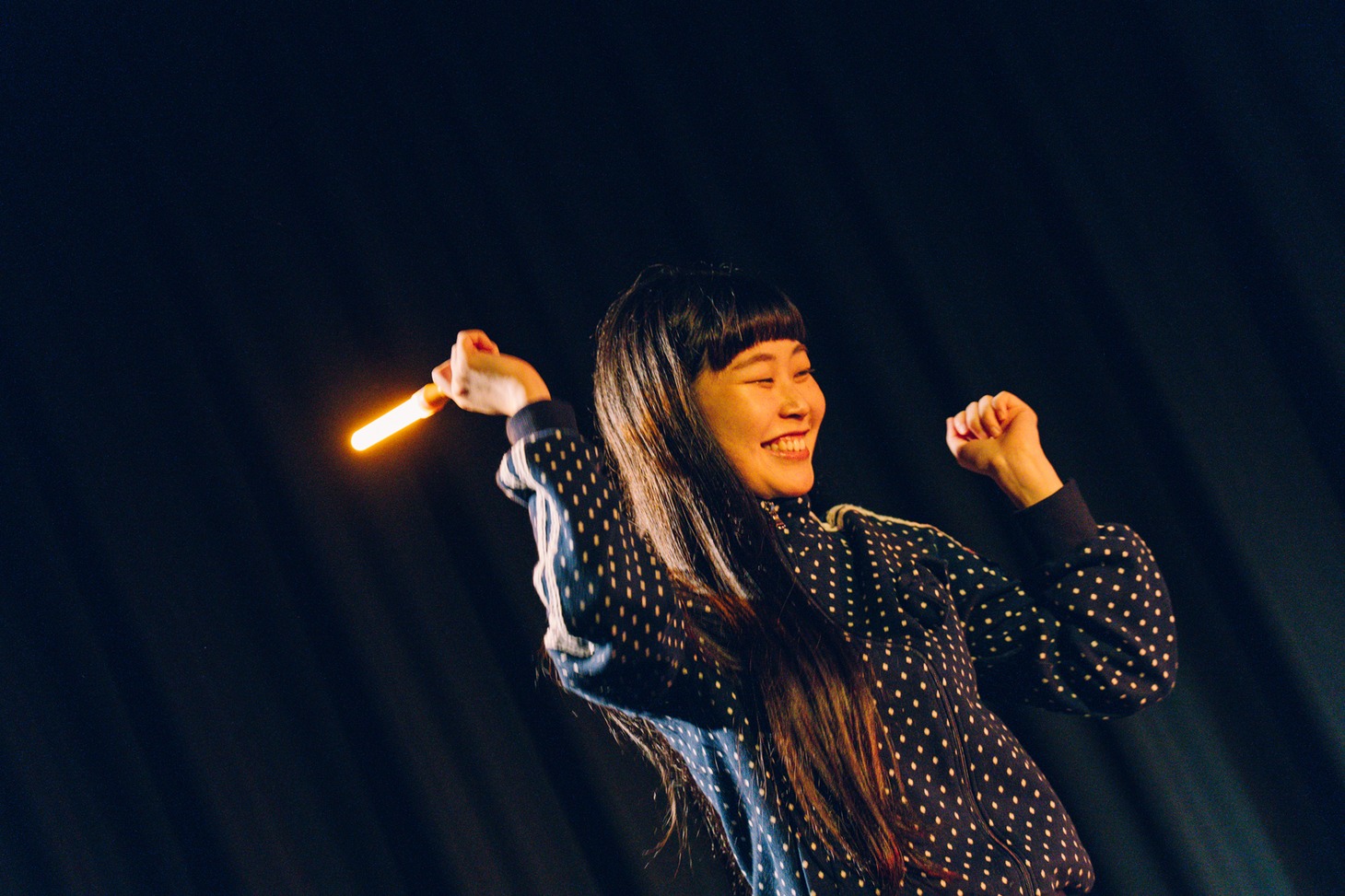 ロロ新作公演「まれな人」より。（撮影：石神俊大）