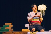 ロロ新作公演「まれな人」より。（撮影：石神俊大）