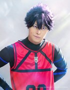 宇野結也扮する烏旅人。