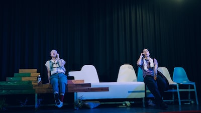 ロロ新作公演「まれな人」より。（撮影：石神俊大）