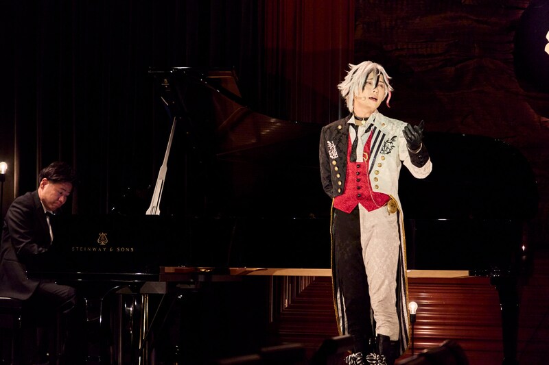 「Butlers’ 歌劇『悪魔執事と黒い猫』Devils’ Harvest シークレットディナーショー」より。（撮影：山下侑毅 / timeties）