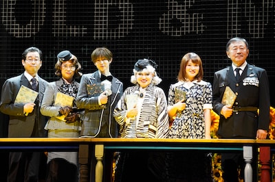 「ハロルドとモード『HAROLD AND MAUDE』」出演者。左から前野朋哉、和久井映見、七五三掛龍也、黒柳徹子、森迫永依、松尾貴史。