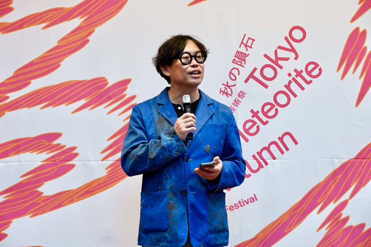 舞台芸術祭「秋の隕石2025東京」の“爆誕式（オープニングセレモニー）”に出席した岡田利規。