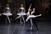 Daiwa House PRESENTS 熊川哲也 K-BALLET TOKYO Autumn 2025「ドン・キホーテ」より。岩井優花と堀内將平のペア。(c)K-BALLET TOKYO