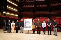 ロームシアター京都 10周年記念事業取材会より。左から小倉由佳子、杵屋勝七郎、井上安寿子、武田真彦、亀山達矢、中川敦子、西田悠哉、和田ながら、高谷史郎、土田英生。