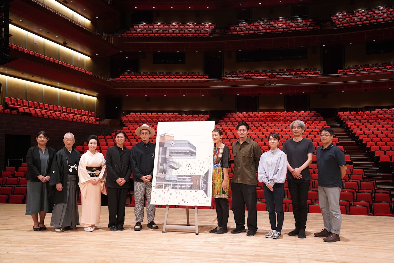 ロームシアター京都 10周年記念事業取材会より。左から小倉由佳子、杵屋勝七郎、井上安寿子、武田真彦、亀山達矢、中川敦子、西田悠哉、和田ながら、高谷史郎、土田英生。