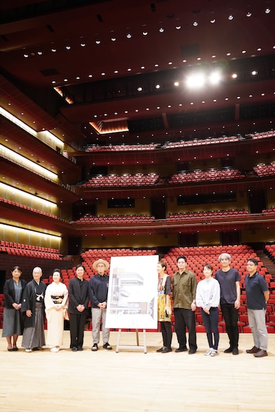 ロームシアター京都 10周年記念事業取材会より。左から小倉由佳子、杵屋勝七郎、井上安寿子、武田真彦、亀山達矢、中川敦子、西田悠哉、和田ながら、高谷史郎、土田英生。