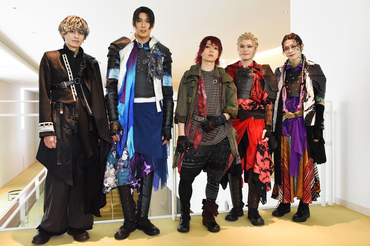 舞台「RE:BIRTH」囲み取材の様子。左から高本学、稲垣成弥、植田圭輔、横田龍儀、玉城裕規。