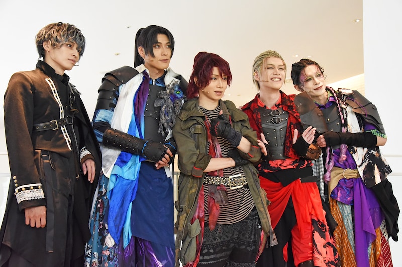 舞台「RE:BIRTH」囲み取材の様子。左から高本学、稲垣成弥、植田圭輔、横田龍儀、玉城裕規。